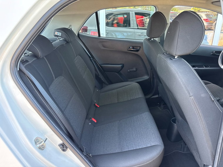Vehicle Image 21