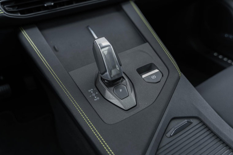 Vehicle Image 25