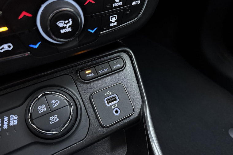 Vehicle Image 25