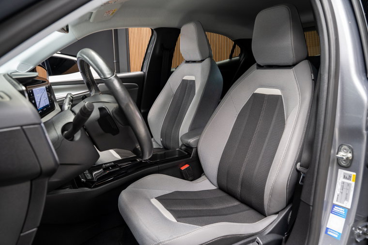 Vehicle Image 12
