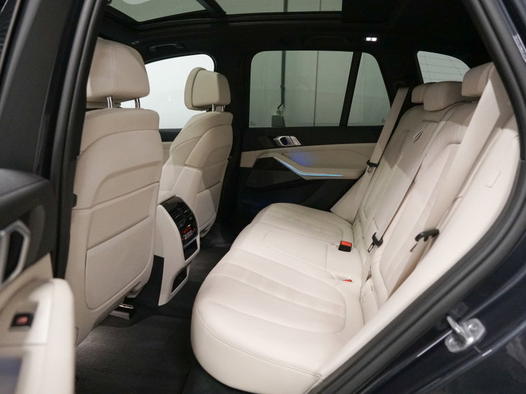 Vehicle Image 37