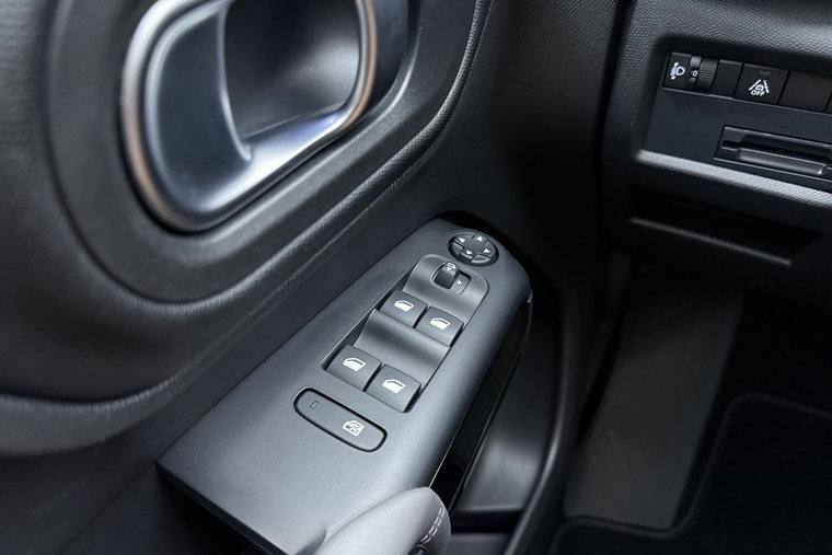 Vehicle Image 25