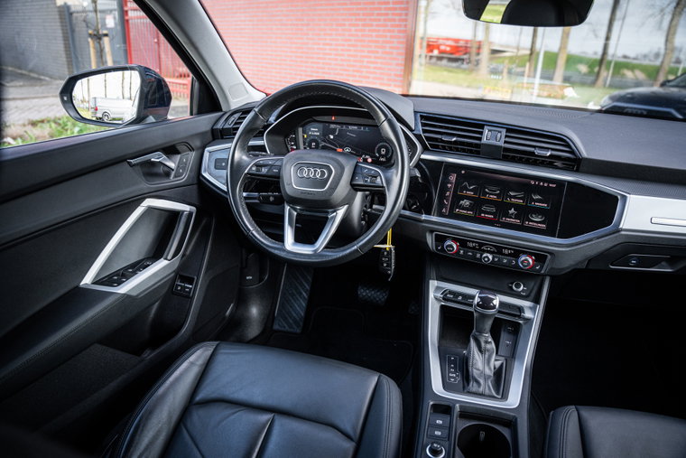 Vehicle Image 25