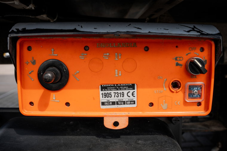Vehicle Image 25
