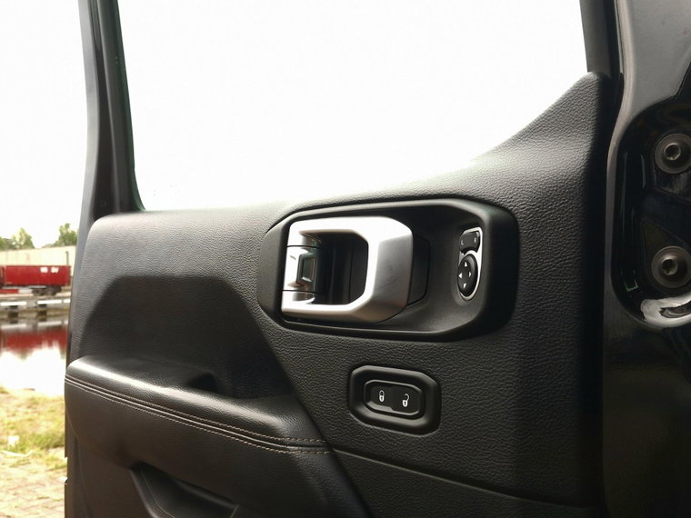 Vehicle Image 32