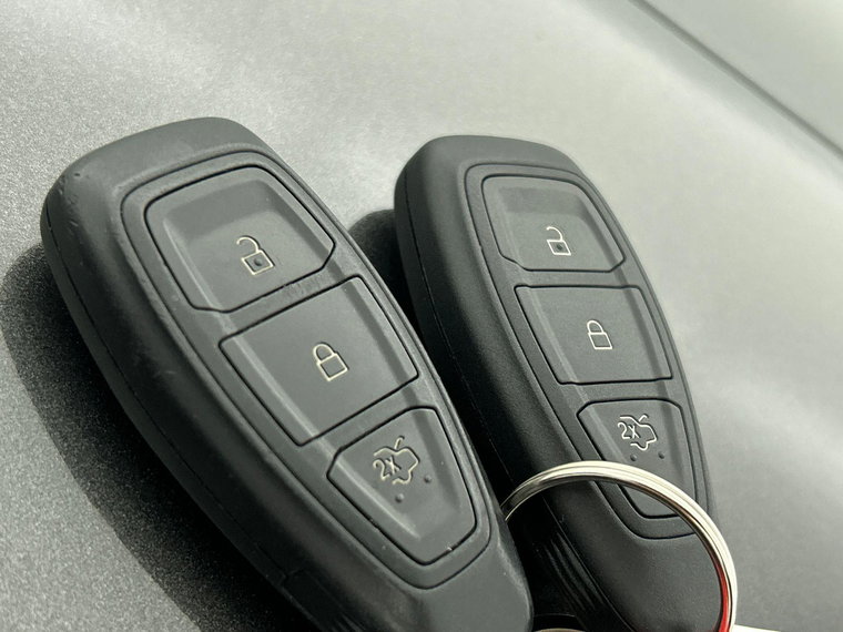 Vehicle Image 25