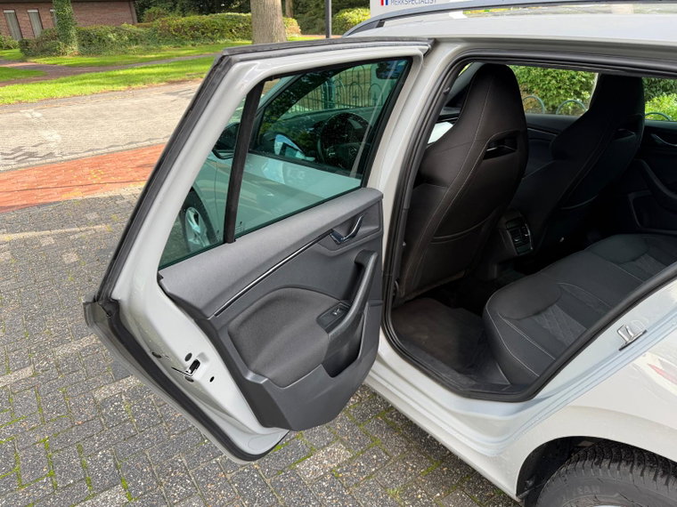 Vehicle Image 32