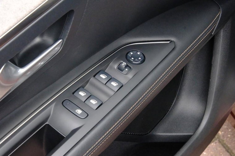 Vehicle Image 25
