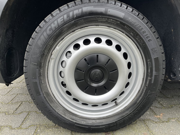 Vehicle Image 28