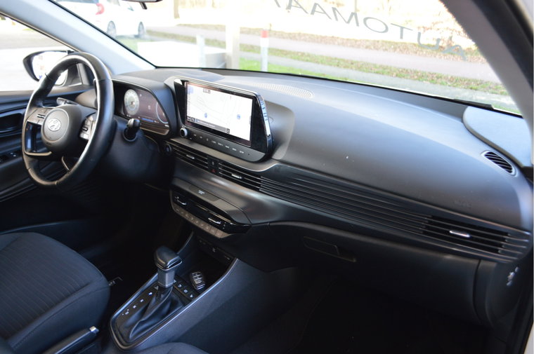 Vehicle Image 16