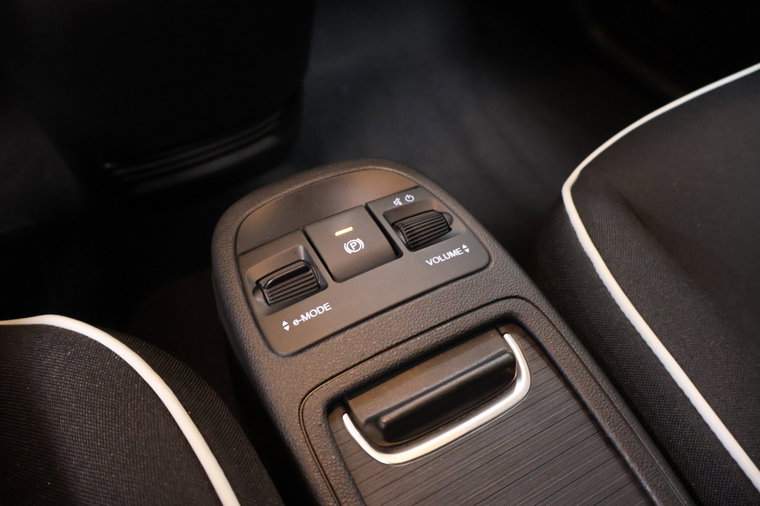 Vehicle Image 25
