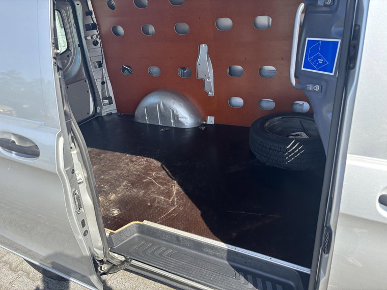 Vehicle Image 25
