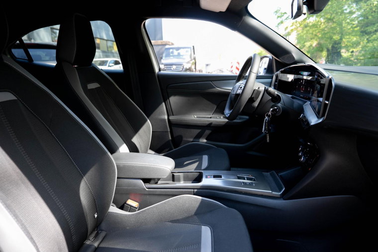 Vehicle Image 16