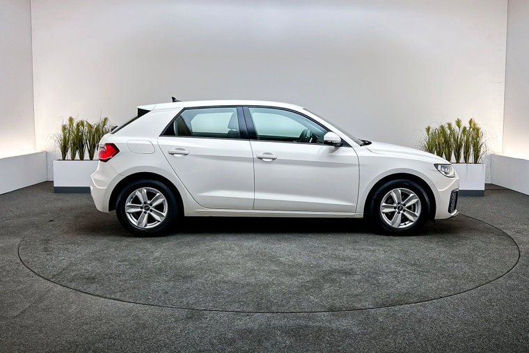Vehicle Image 8