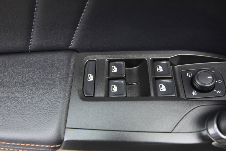 Vehicle Image 25