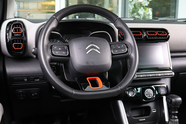 Vehicle Image 16