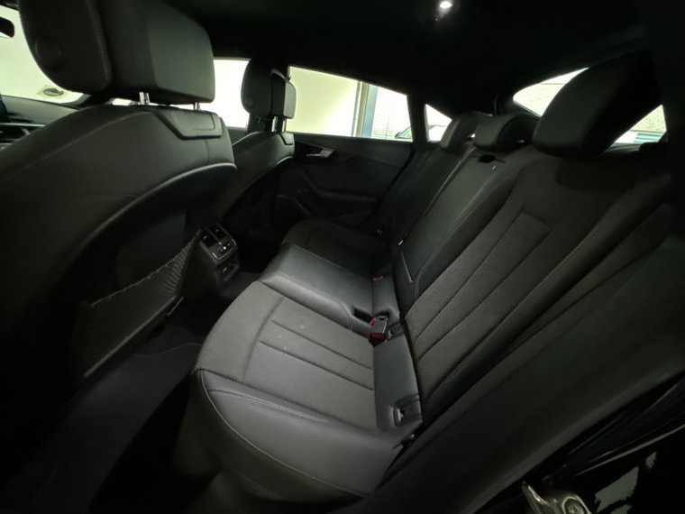 Vehicle Image 32