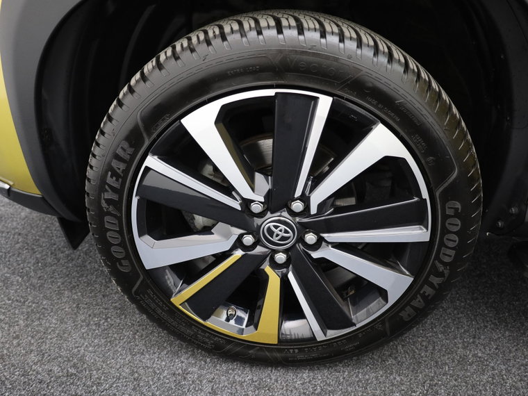 Vehicle Image 25