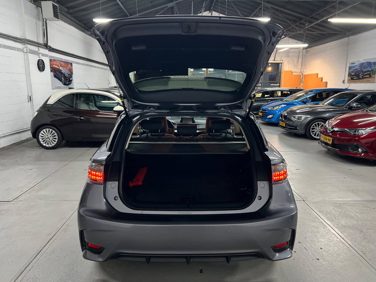 Vehicle Image 25