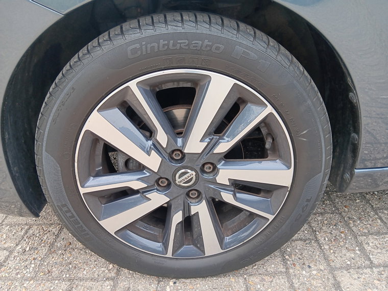 Vehicle Image 25