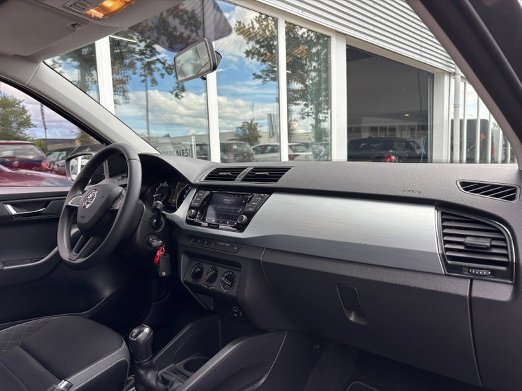 Vehicle Image 25