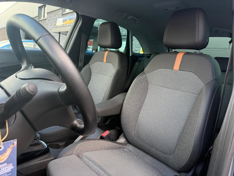Vehicle Image 30