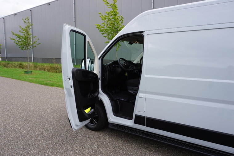 Vehicle Image 32