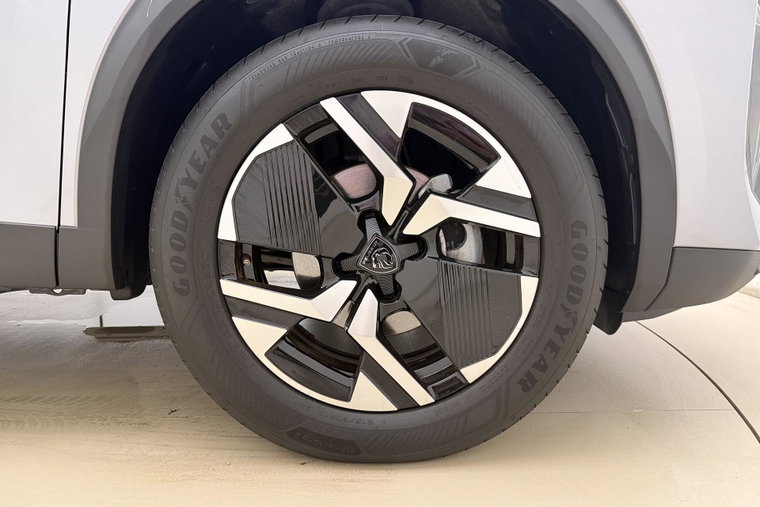 Vehicle Image 13