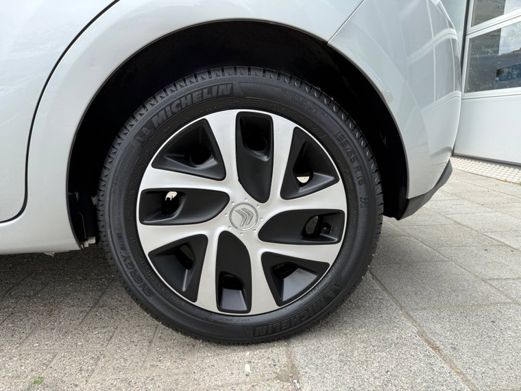 Vehicle Image 16