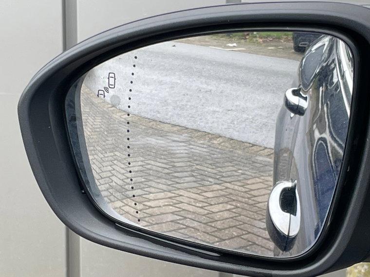 Vehicle Image 25