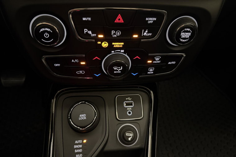 Vehicle Image 25