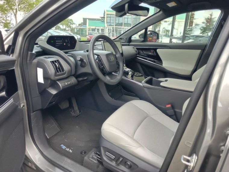 Vehicle Image 12