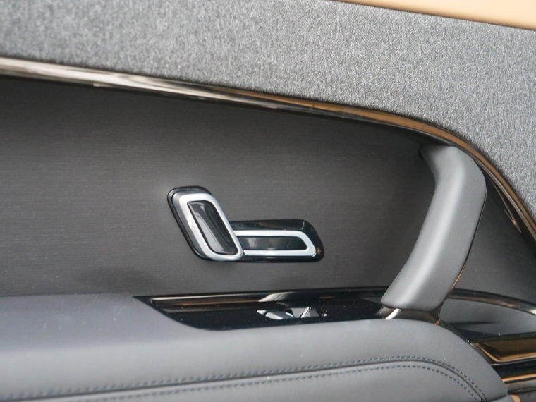 Vehicle Image 32