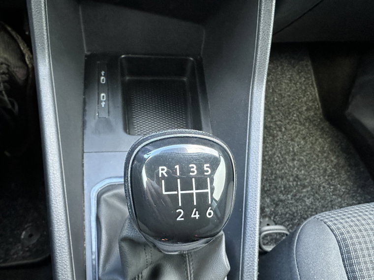 Vehicle Image 25