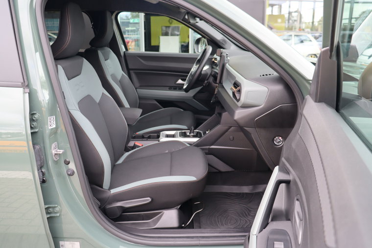 Vehicle Image 12