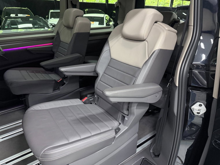 Vehicle Image 32