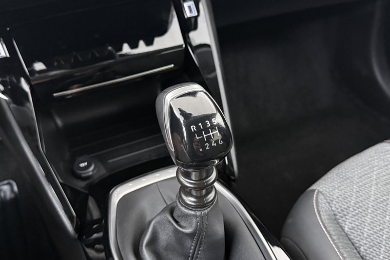 Vehicle Image 25