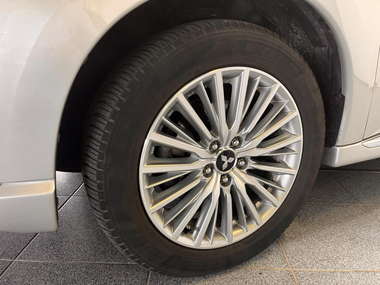 Vehicle Image 25