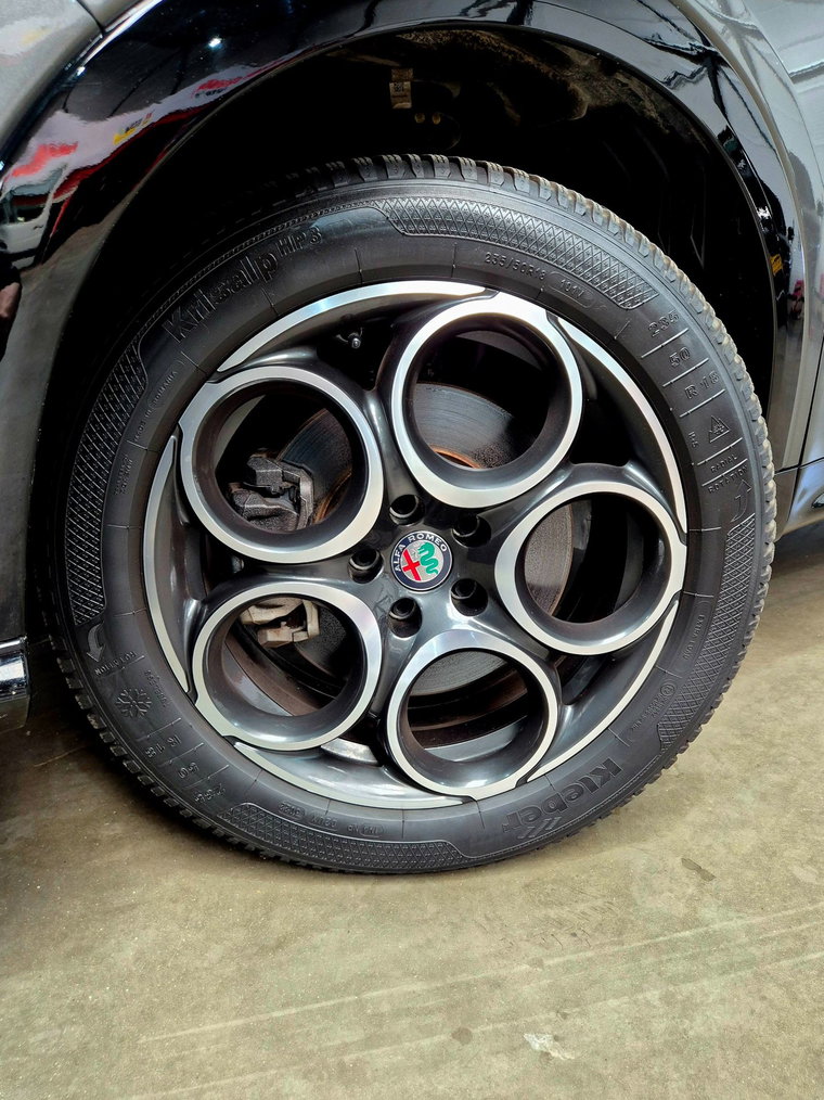 Vehicle Image 12