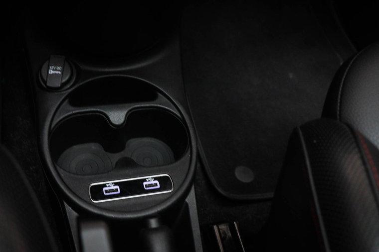 Vehicle Image 32