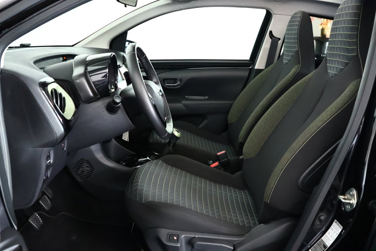 Vehicle Image 12