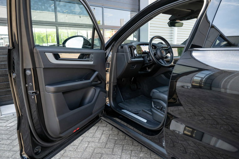 Vehicle Image 11