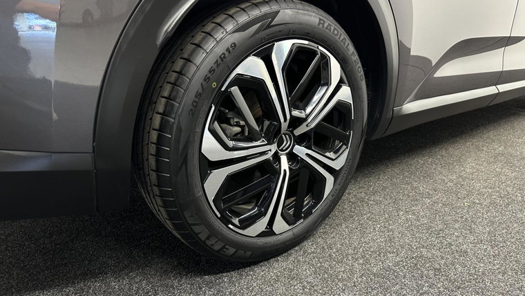 Vehicle Image 16