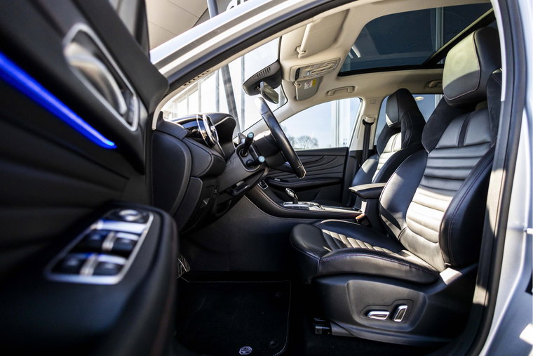 Vehicle Image 9