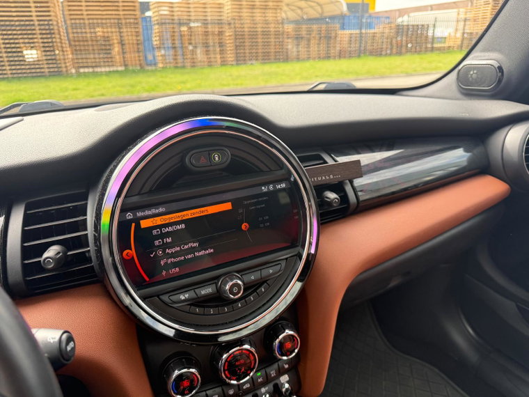 Vehicle Image 32