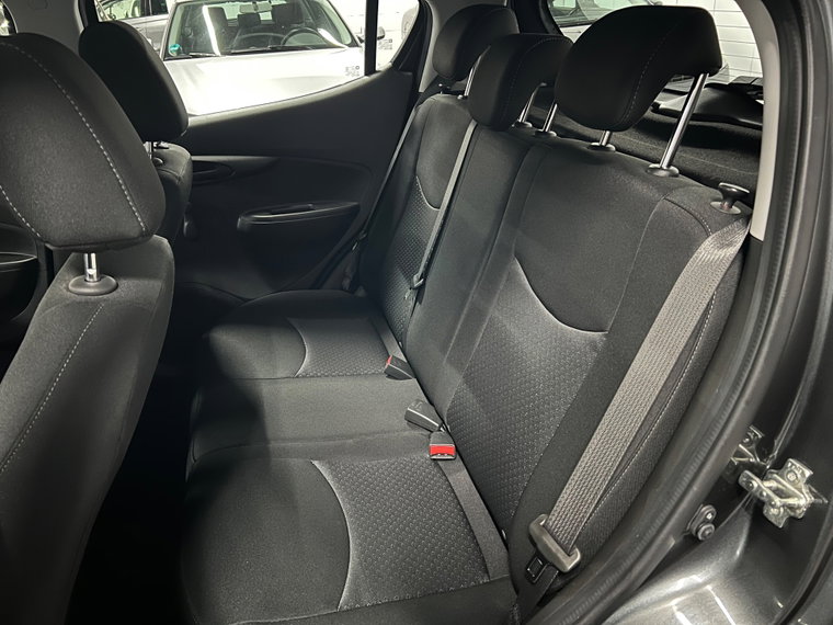 Vehicle Image 25