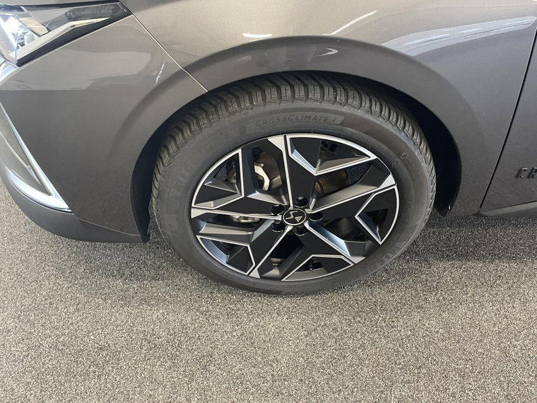 Vehicle Image 17