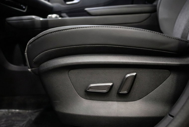 Vehicle Image 25