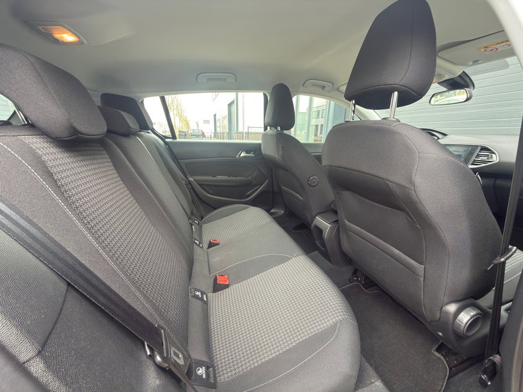 Vehicle Image 25