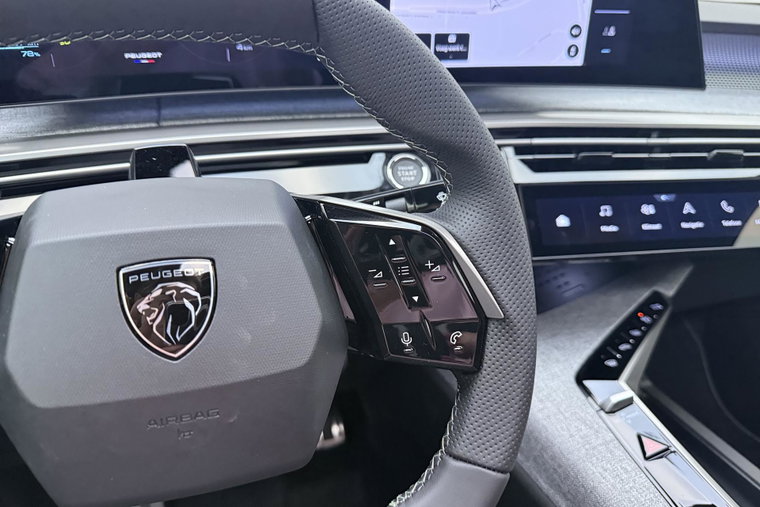 Vehicle Image 25